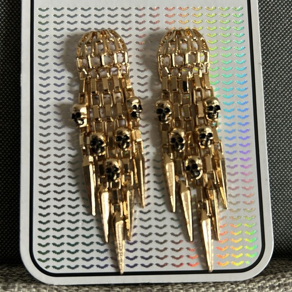 BNWT Quo Skull Dangle Gold Tone Earrings Halloween - Picture 3 of 3